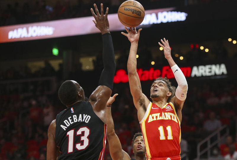 Tiro de Trae Young da primer triunfo a los Hawks sobre el Heat en playoffs de la NBA