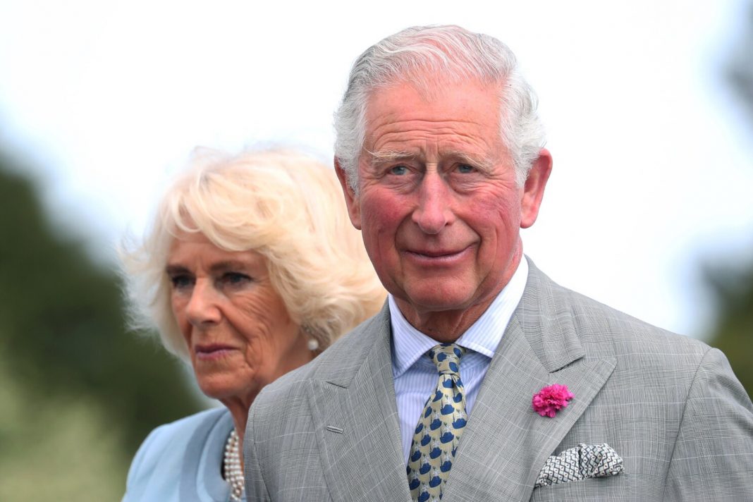 Príncipe Carlos y su esposa reemplazan a la reina Isabel II en la misa de Jueves Santo