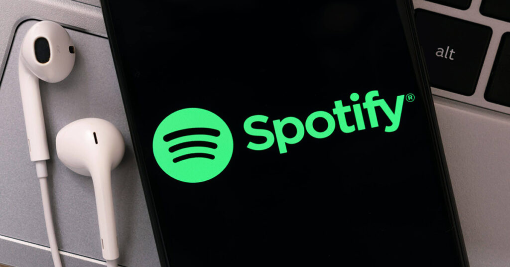 El servicio de transmisión de audio Spotify decidió suspender su servicio en Rusia a partir del 11 de abril en medio de la operación militar en Ucrania, según un comunicado publicado este jueves en el sitio web oficial de la compañía. A la pregunta de si Spotify volverá a estar disponible en Rusia en el futuro, el equipo ha respondido que el servicio no está disponible por el momento, pero ha asegurado que avisarán cuando la situación cambie. Sin embargo, según el comunicado, los usuarios pueden cambiar el país de la cuenta y utilizar el servicio, pero solo si se encuentran en la región a la que han cambiado de ubicación.