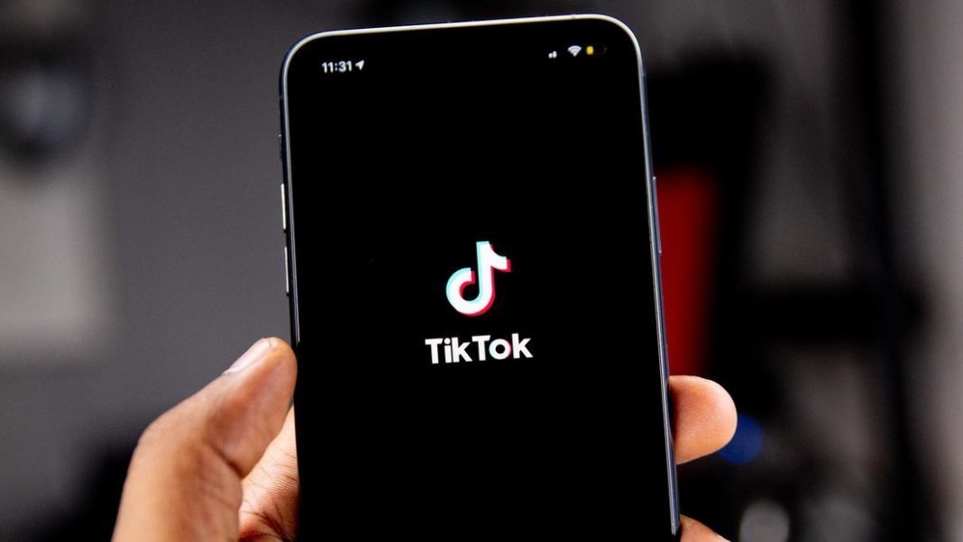 Talibanes prohíben en Afganistán el uso de Tik Tok