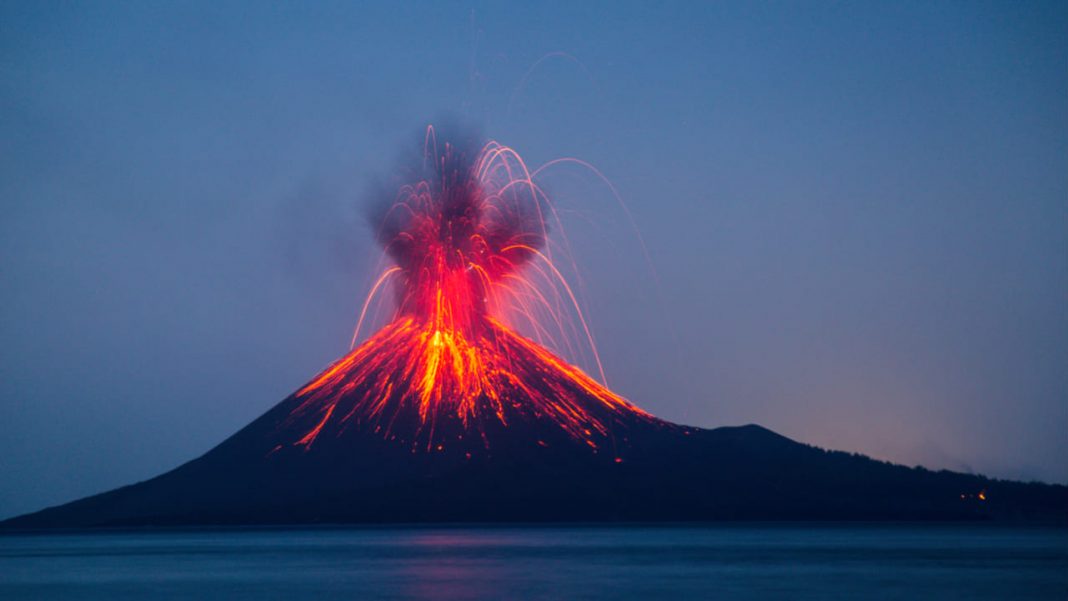 Indonesia eleva alerta por erupción del volcán Anak Krakatau