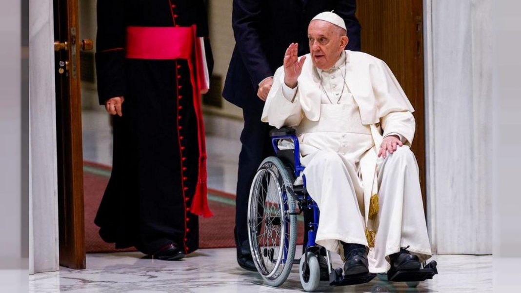 El papa utiliza silla de ruedas por fuerte dolor de la rodilla
