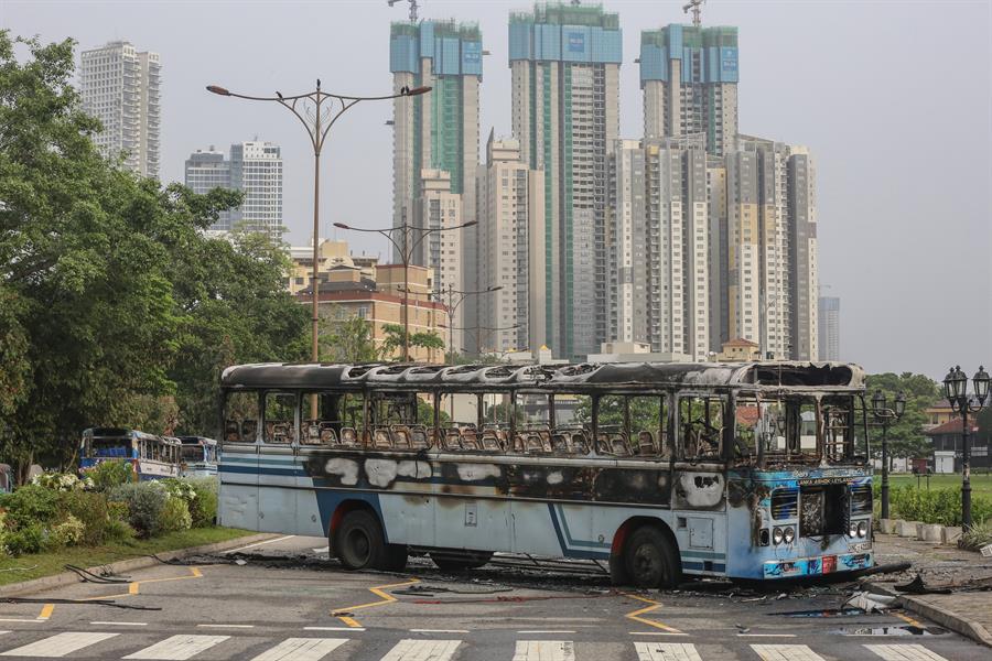 Sri Lanka amanece en calma tras un día de violencia con 8 muertos y 218 heridos