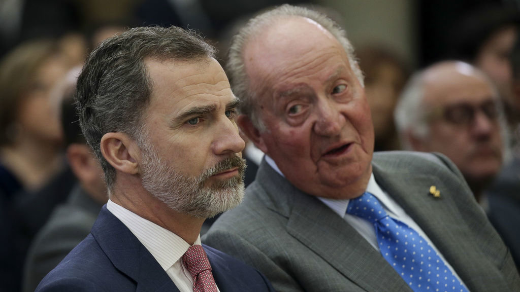 Felipe VI y su padre charlan de manera 