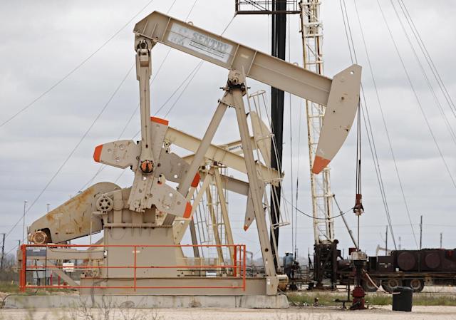 Petróleo de Texas baja un 3,2% y cierra por debajo de los 100 dólares