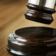 Envían a prisión preventiva a un hombre que quemó a su pareja en Villa Mella