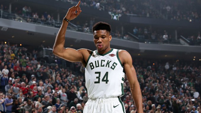 Giannis Antetokounmpo se impone en victoria de Bucks ante Celtics