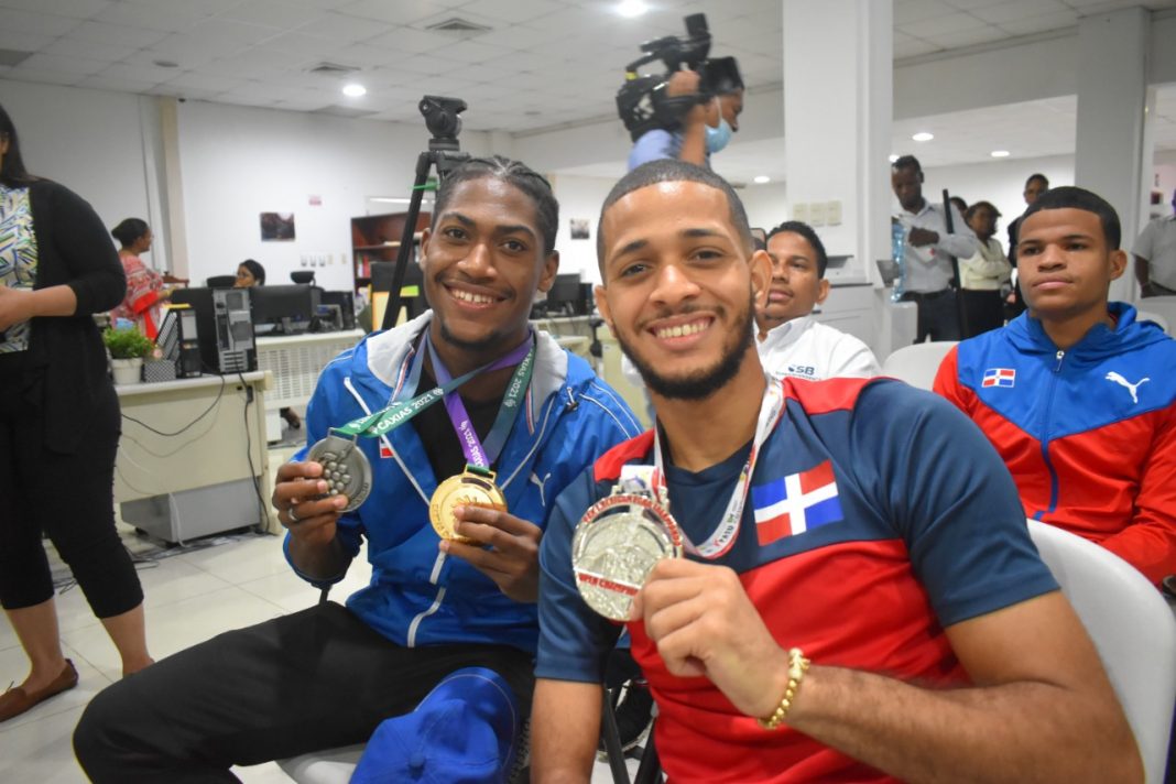 CONADIS reconoce atletas paralímpicos Christopher Melenciano y Geraldo Castro