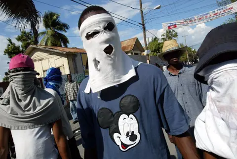 Niños de la calle en pandilla en Haití