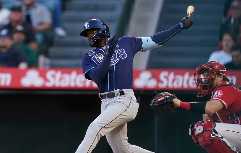 Dominicano Vidal Bruján lidera triunfo de Rays en entradas extras