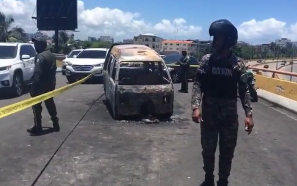 Reportan dos niños muertos tras incendiarse vehículo en Las Américas