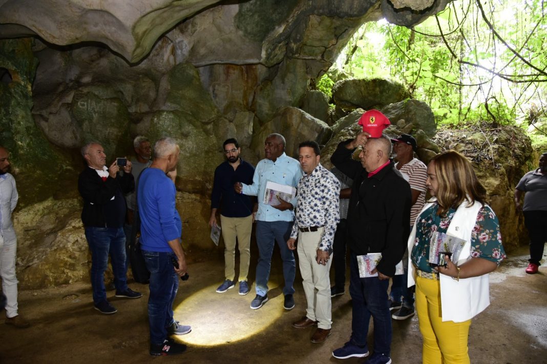 Diputados visitan Cuevas del Pomier y comprueban minera agrede el medio ambiente de la zona SANTO DOMINGO. – La Comisión Permanente de Medio Ambiente de la Cámara de Diputados se trasladó hasta las Cuevas Del Pomier en la comunidad de Borbón, provincia San Cristóbal donde pudo comprobar el peligro que representa para ese patrimonio cultural la explotación minera en la zona. El presidente de la comisión, Juan Medina, explicó que la visita al lugar, es para enterarse de cosas que los diputados no saben, pero que la comunidad está muy convencida del peligro que representa la explotación minera para ese monumento histórico. La investigación se realizó en el marco del conocimiento de una resolución introducida a la Cámara de Diputados, en la que se recomienda al presidente de la República integrar una comisión interinstitucional con los ministerios de Medio Ambiente y Recursos Naturales, Cultura y Energía y Minas para la conservación y detención de la explotación minera en las Cuevas Del Pomier. Los miembros de la comisión procedieron a escuchar a representantes de la comunidad de Borbón, quienes coincidieron en afirmar que la empresa minera Productos de Calcio C.Por A. (hoy Dominicana de Cales-Docalca). Los diputados, luego de escuchar la opinión de los miembros de la comunidad, indicaron que también van a escuchar las opiniones de los propietarios de la empresa minera y a los funcionarios de los ministerios de Medio Ambiente, de Energía y Minas y de Turismo. “Pero lo importante es que esta atrocidad que se está cometiendo pueda ponérsele fin y si no ponerle fin regularlo”, expresó el presidente de la Comisión. El diputado Dionisio de la Rosa, proponente de la iniciativa, expresó que la resolución es un clamor de la comunidad El Borbón, en la provincia de San Cristóbal. El primero en hacer uso de la palabra fue Florentino Adames, representantes de varias organizaciones religiosas y comunitarias, quien expresó su preocupación por lo que propuso un próximo encuentro para continuar discutiendo el tema. José Corporán, de la Fundación Cuevas El Pomier, saludó la visita de los diputados por someter una propuesta de esa naturaleza al tiempo de asegurar que pocos países en el mundo tienen el privilegio de la República Dominicana de contar con un monumento cultural como es la Cuevas del Pomier. “Y a lo menor nosotros como dominicanos y como sancristobalenses no les hemos dado la importancia que este patrimonio requiere, donde se respete el área de amortiguamiento que es unos 300 metros”, expresó José Corporán. Los participantes en la actividad se quejaron de lo irresponsables que han sido las diferentes mineras que explotan los recursos naturales en la zona, los cuales no devuelven nada a la comunidad. Los comunitarios de igual forma se quejan de los daños que está causando a la salud de los habitantes de la comunidad, asegurando que son muy frecuentes los pacientes aquejados de cáncer de pulmón, por el polvillo que emanan de la explotación de la cal. En la actividad también hicieron uso de la palabra José Almonte de la Asociación de Mineros Artesanales, Marcelino Corporán, William Alcántara del Cluster turístico de San Cristóbal y José Jiménez. De igual forma también los diputados de la provincia y los miembros de la comisión expresaron su disposición en continuar con el estudio de la iniciativa para que la explotación minera en la zona se realice de forma responsable y no agredir el medio ambiente como está ocurriendo en la actualidad. Los diputados hicieron un recorrido por las Cuevas del Pomier, donde pudieron comprobar que ciertamente la empresa minera no está respetando el área de amortiguamiento del patrimonio cultural. En la actividad participaron los diputados Juan Medina, presidente de la comisión, Frank Guerrero, José Horacio Rodríguez, Eddy Montás, Nelso9n de la Rosa, Román de Jesús, Idenia Doñé y Mercedes Rodríguez.