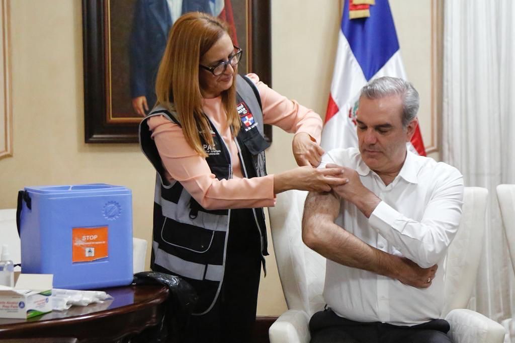 Abinader recibe cuarta dosis de la vacuna contra la Covid-19