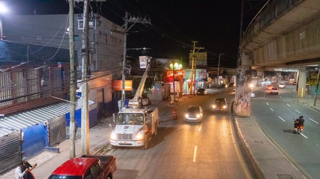 ASDN inicia alumbrado de toda la avenida Hermanas Mirabal para fortalecer seguridad ciudadana Santo Domingo.- La Alcaldía de Santo Domingo Norte (ASDN), informó que inició el alumbrado de toda la avenida Hermanas Mirabal, Villa Mella, en procura de disminuir los accidentes de tránsito, asaltos, robos y otros delitos en el municipio. La Dirección de Comunicaciones de la ASDN, destacó que el alcalde Carlos Guzmán dispuso con urgencia que iniciaran dichos trabajos, a fin de prevenir hechos delictivos y contribuir con la seguridad ciudadana de todos los habitantes del municipio. “La seguridad ciudadana es parte fundamental de nuestra gestión. Por tal razón nuestra Alcaldía está enfocada en eliminar la zonas y puntos oscuros de las avenidas, evitando hechos lamentables”, señaló el alcalde de Santo Domingo Norte SDN. El comunicado de prensa indica que los trabajos iniciaron la pasada semana, donde se tiene pensado colocar más de 300 lámparas leds de muy buena calidad en toda la avenida Hermanas Mirabal. “Estamos trabajando día y noche para iluminar la principal avenida del municipio, para lo cual contamos con cientas de lámparas leds donadas por empresarios y adquiridas por la Alcaldía”, destacó Maikeel Zarzuela, encargado de Alumbrado Público del cabildo. Agregó que también iluminarán algunas columnas de la línea 1 del Metro de Santo Domingo, refiriendo que los trabajos llevarán varias semanas, dependiendo de los materiales que vayan adquiriendo. Iluminación de barrios y comunidades La ASDN lleva varios meses desarrollando un programa de alumbrado e iluminación en distintos barrios y comunidades del municipio, llevando mejores condiciones a los entornos y espacios, procurando el bienestar de los ciudadanos. Con lámparas donadas y adquiridas por la Alcaldía, se vienen iluminando decenas de sectores, contribuyendo a la seguridad ciudadana. Hasta la fecha, decenas de barrios de Villa Mella, Los Guaricanos y Sabana Perdida, han sido totalmente iluminados.