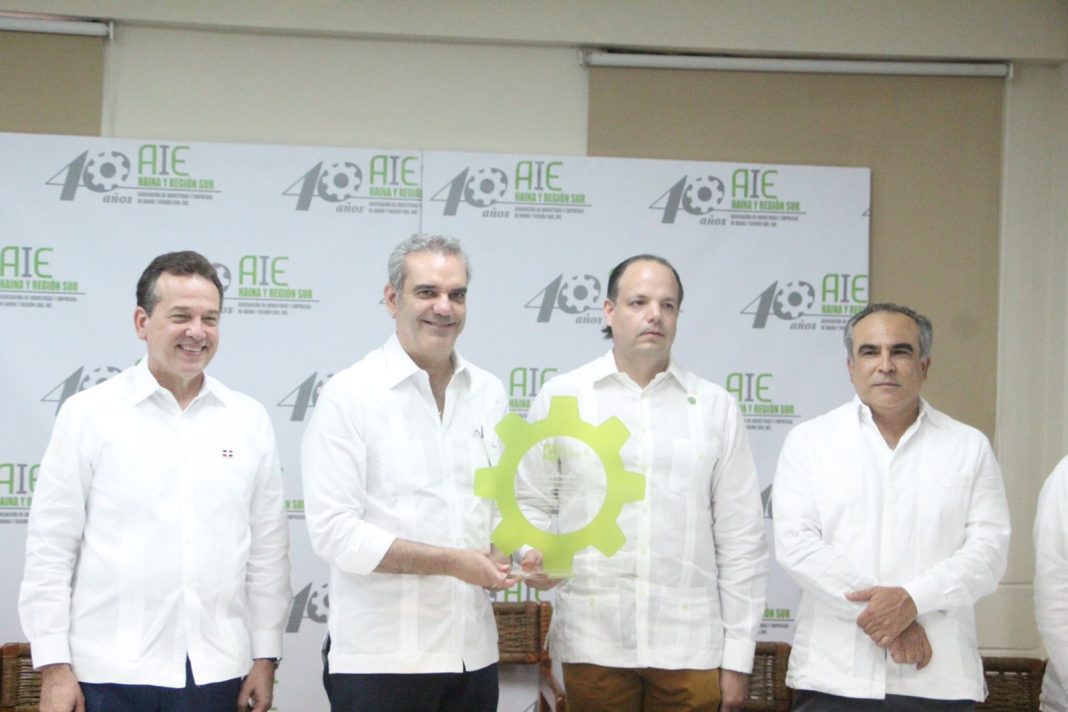 Industriales de Haina entregan reconocimiento a presidente Abinader