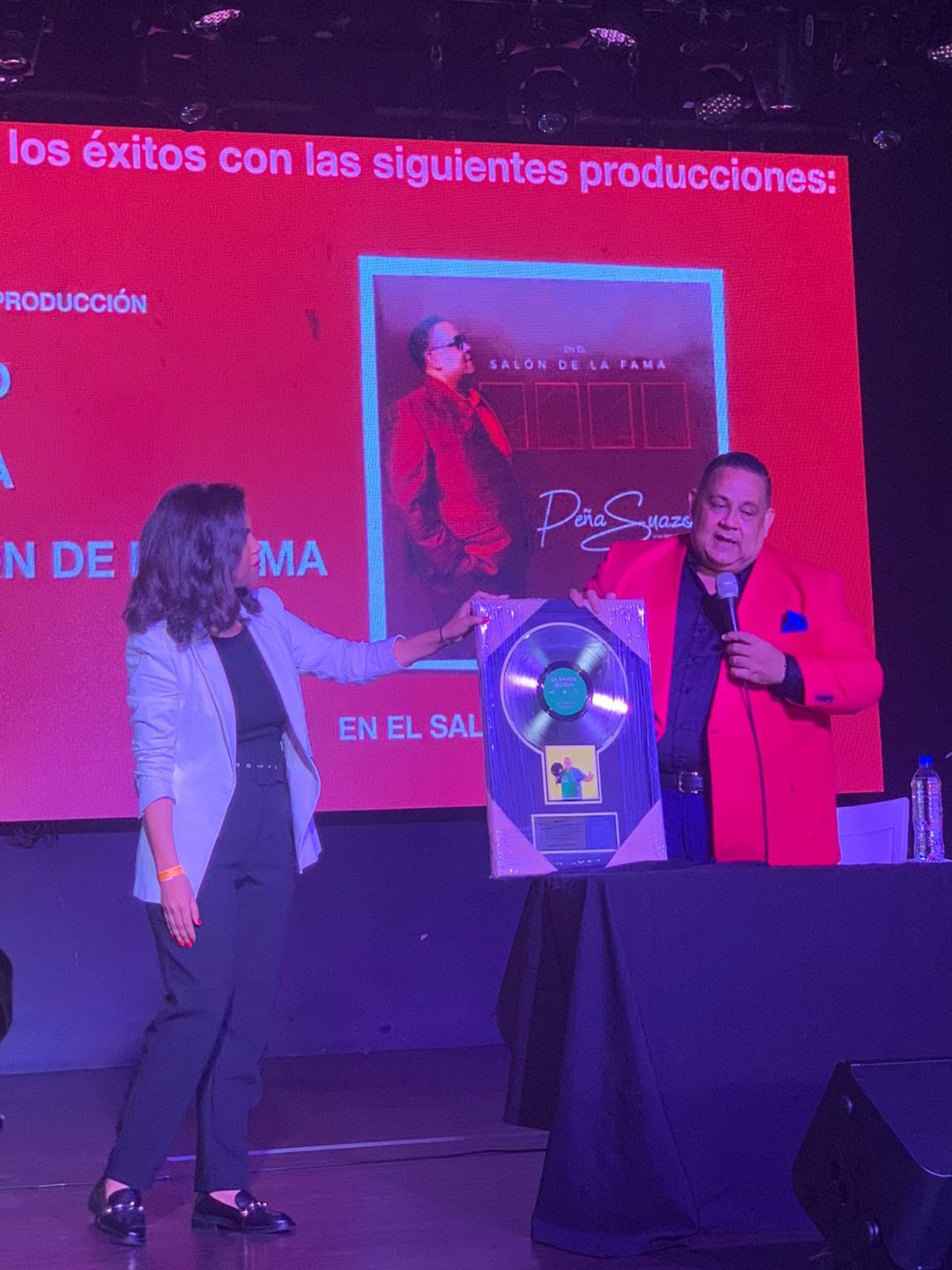 Peña Suazo recibe Disco de Oro por el tema “Mi mujer me gobierna”