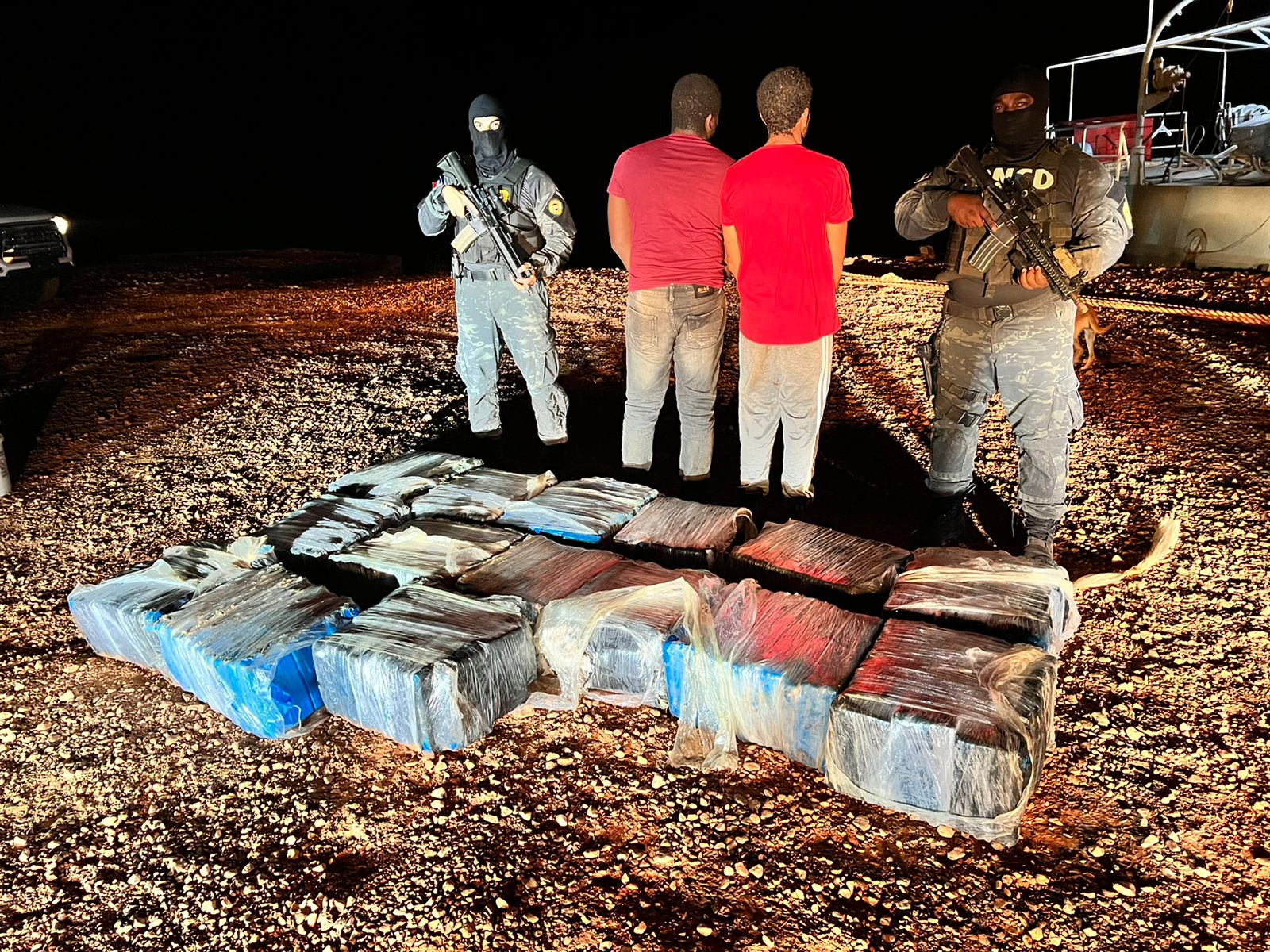 Arrestan dos dominicanos con 430 paquetes de presunta cocaína próximo a Isla Beata - Noticias de hoy en República Dominicana | De Último Minuto