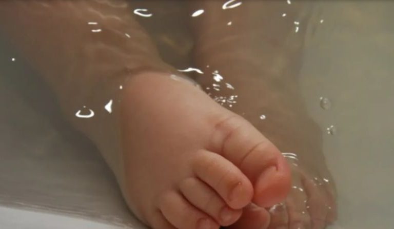 Detienen madre de un bebé que se ahogó en la bañera por negligencia