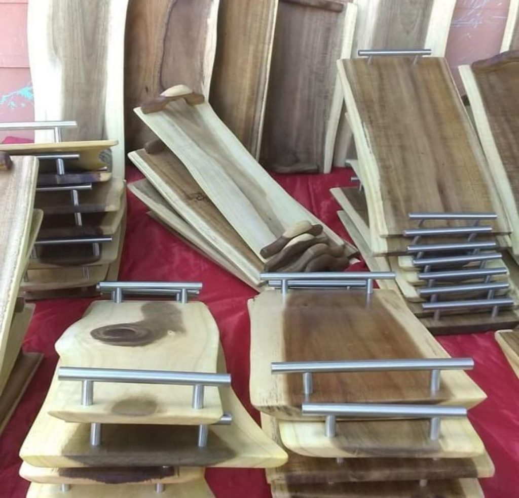 Artesana Ángela Tamara trabaja la madera para sustentar a su familia - Noticias de hoy en República Dominicana | De Último Minuto