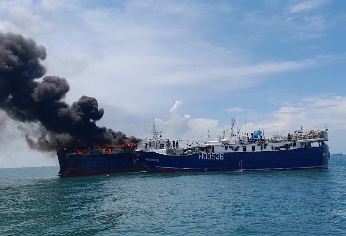 Se incendian tres buques pesqueros frente a las costas de Panamá