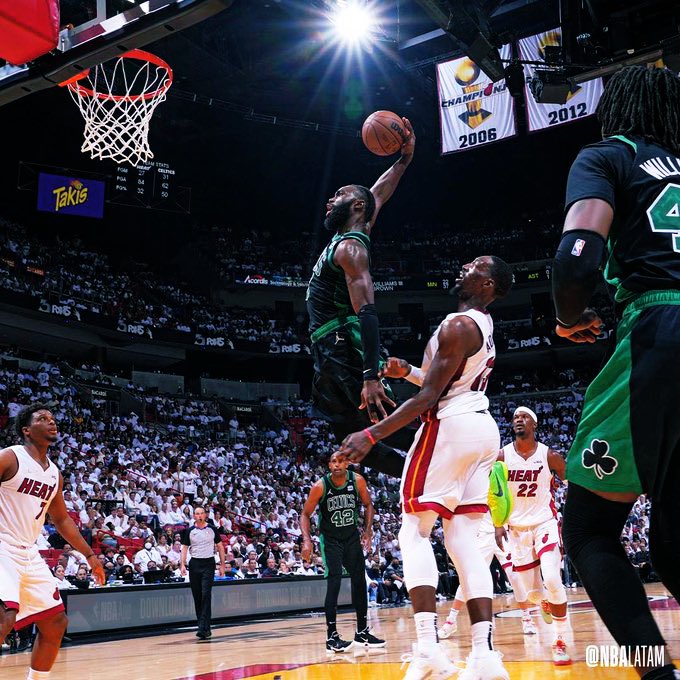 Los Celtics derrotan al Heat y se colocan a un triunfo de las Finales