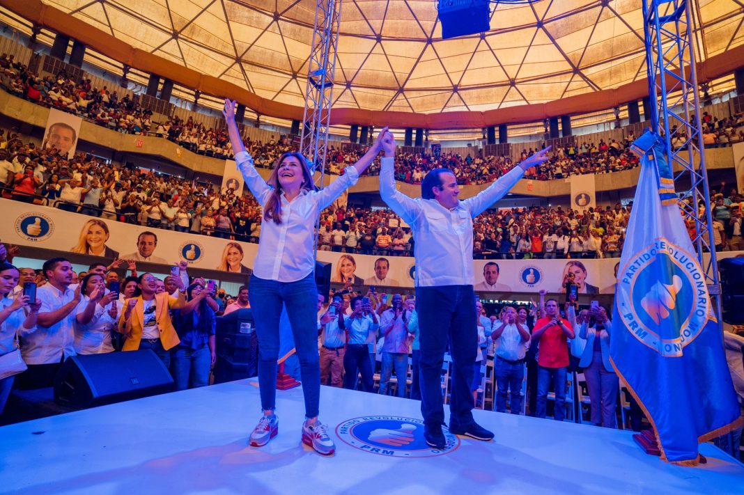 Carolina Mejía y José Paliza abarrotan coliseo Teo Cruz en cierre de campaña