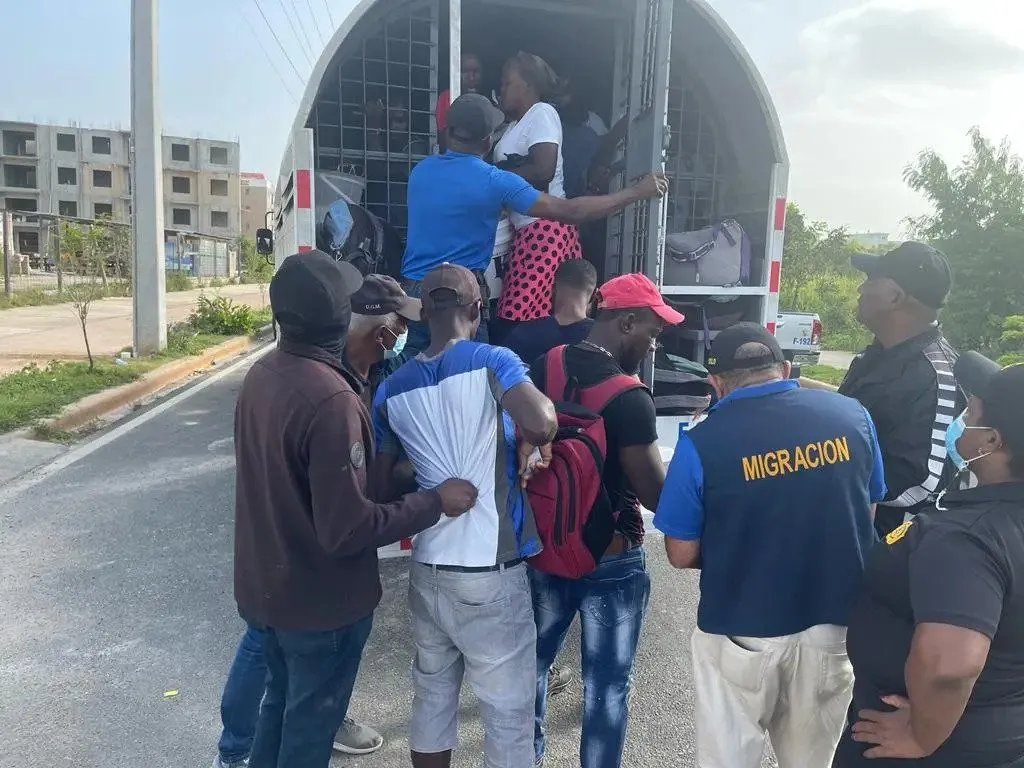 Defensores de los migrante califican como “cacería” detención de haitianos