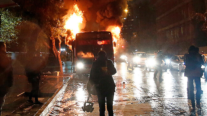 Manifestantes queman buses en vía principal del centro de Santiago