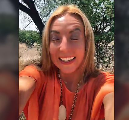 Mujer asegura habla idioma extraterrestre: “soy un portal galáctico”