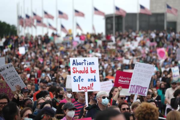 Centenares de mujeres exigen al Supremo de EEUU que mantenga el aborto legal