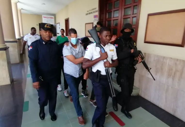 Civiles señalados en caso David de los Santos culpan a policías del crimen