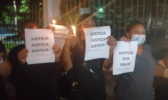 Realizan encendido de velas frente a destacamento Naco en reclamo de justicia por David de los Santos
