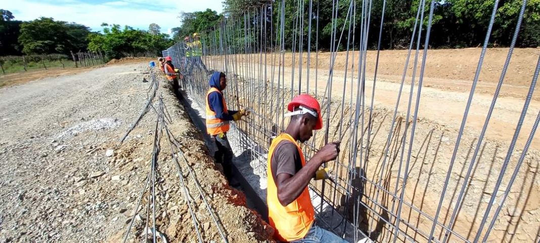 Obreros dominicanos denuncian no se les permite trabajar en construcción de muro