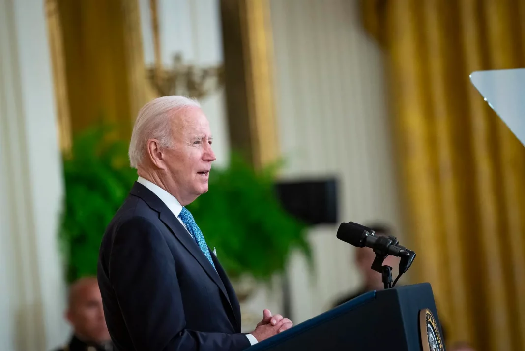 Biden restablece vuelos a Cuba y elimina los límites a las remesas