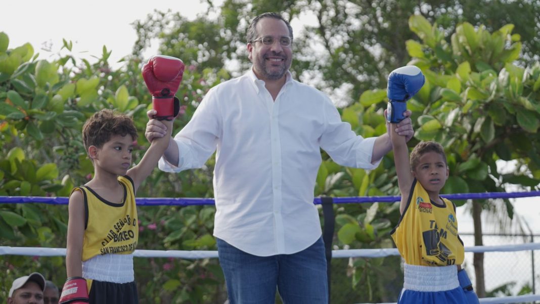 Alberto Rodríguez entrega ring de boxeo al club Salomé Ureña de Cenoví