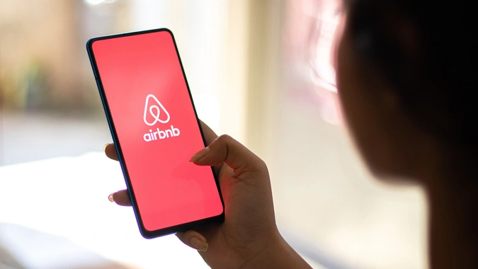 Airbnb prohíbe permanentemente la celebración de fiestas