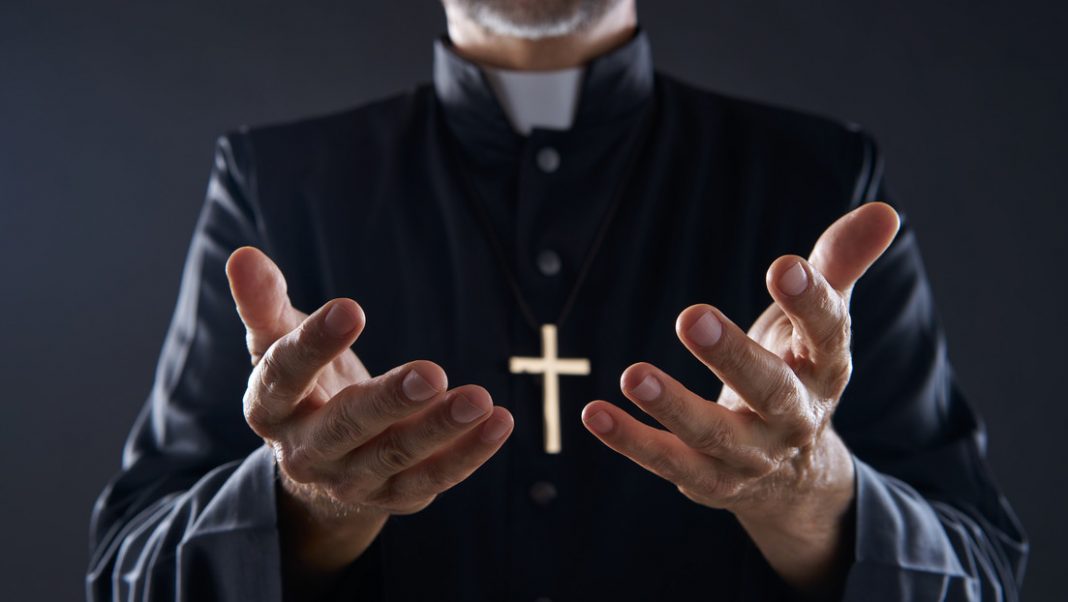 Sentencian a más de 20 años a sacerdote católico por agredir sexualmente a un adolescente