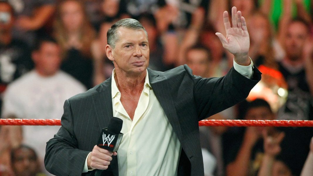 Vince McMahon renuncia a su cargo tras décadas al frente de la WWE