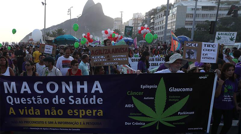 Cientos de personas marchan por la legalización de la marihuana en Brasil