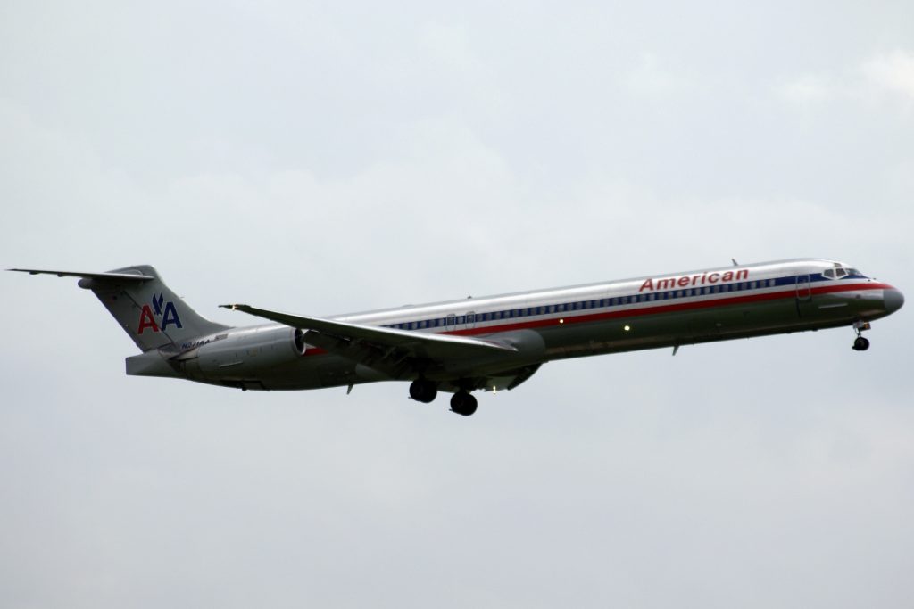 Avión McDonnell Douglas MD-82 volando con American Airlines