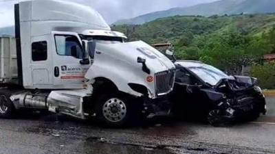 Tráiler embiste a ocho vehículos en el sur de México y causa heridos