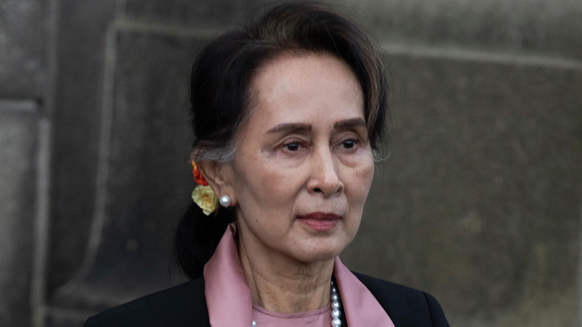 Foto de Aung San Suu Kyi quien fue llevada a prisión en Birmania