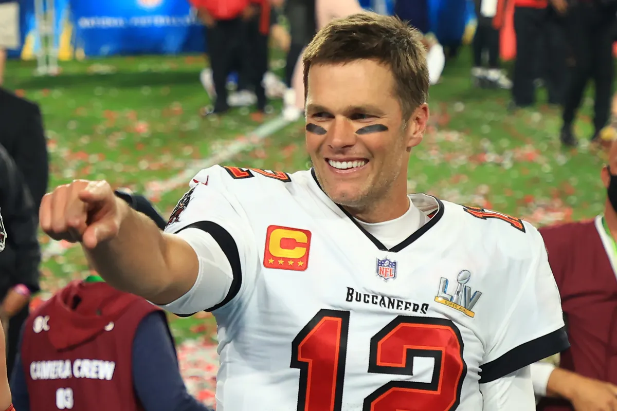 Tom Brady cree estar "medio loco" por jugar ante rivales que desean su cabeza