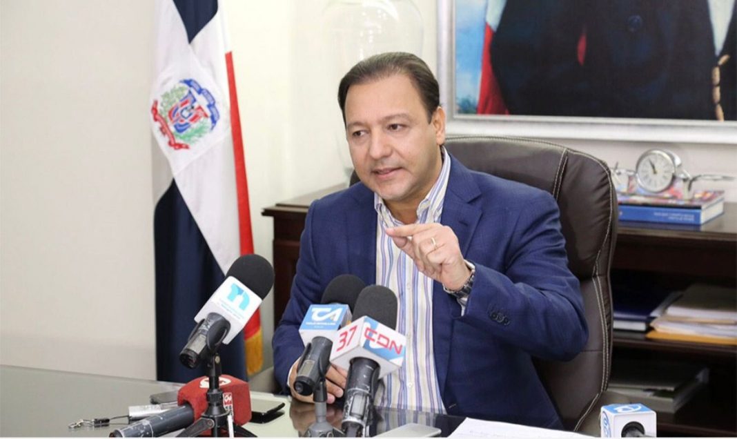Abel Martínez califica de inconstitucional acuerdo entre ACIS y consulado de Haití
