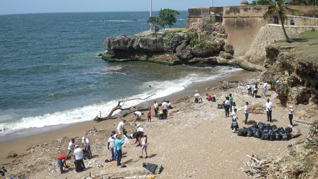 Fundación Raymond Rodríguez realiza jornada de limpieza de playas