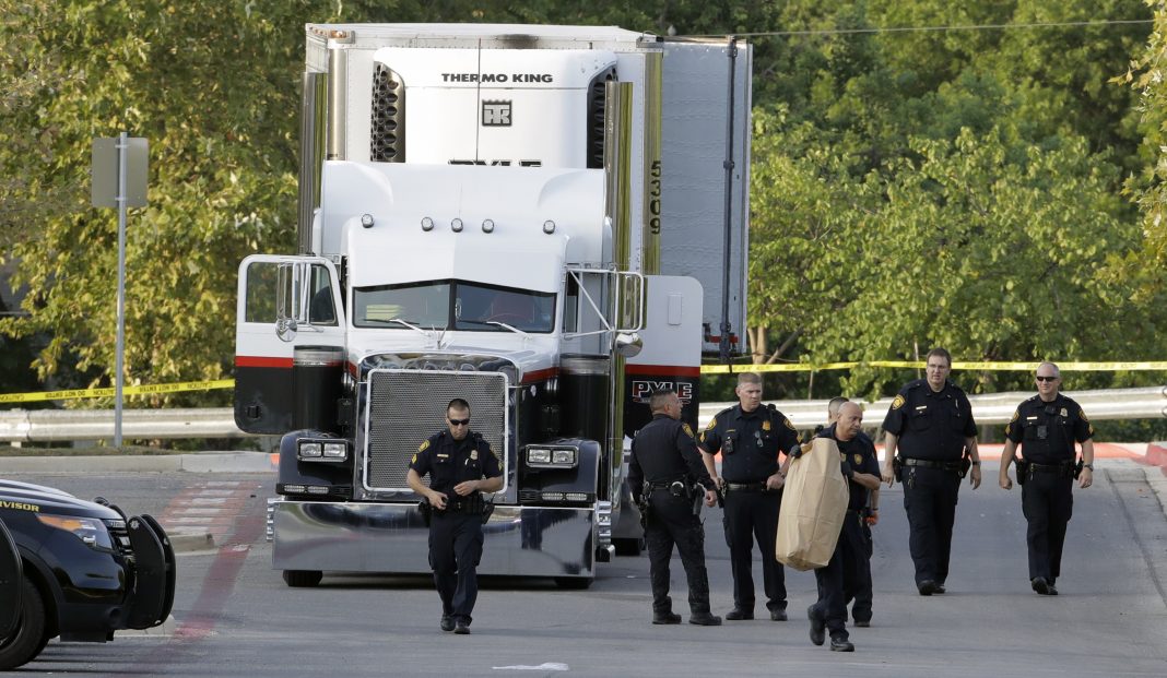 Texas establece más puntos de control de camiones tras muerte de 53 migrantes