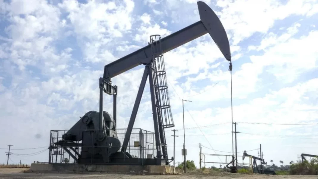 El petróleo de Texas baja un 0,49% y cierra en 121,51 dólares el barril