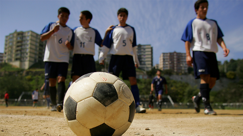 Hinchas apuñalan a un árbitro durante un partido de fútbol amateur en Chile