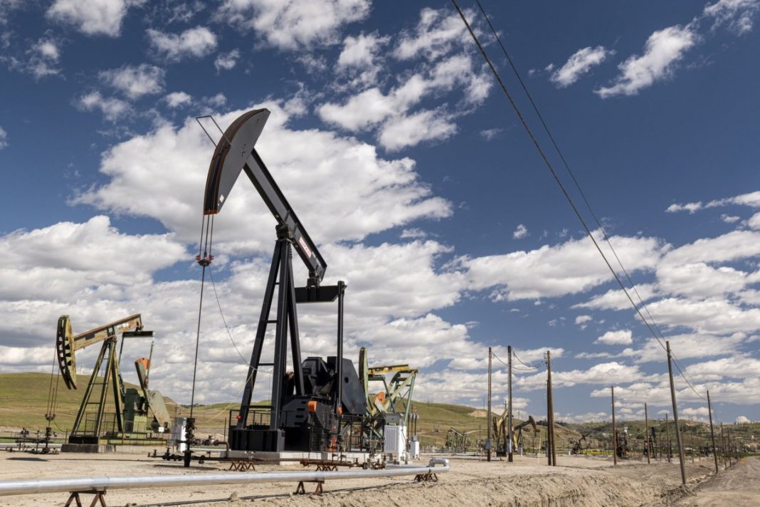 El petróleo Brent baja un 2,58 %, hasta 111,64 dólares el barril