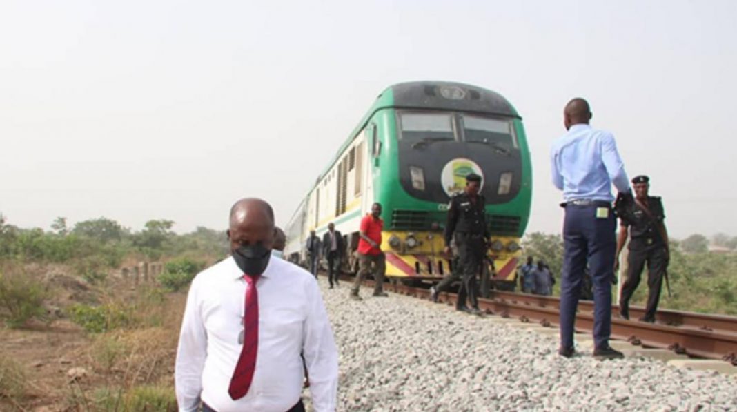 Liberan a 11 pasajeros de un tren secuestrado desde marzo en Nigeria